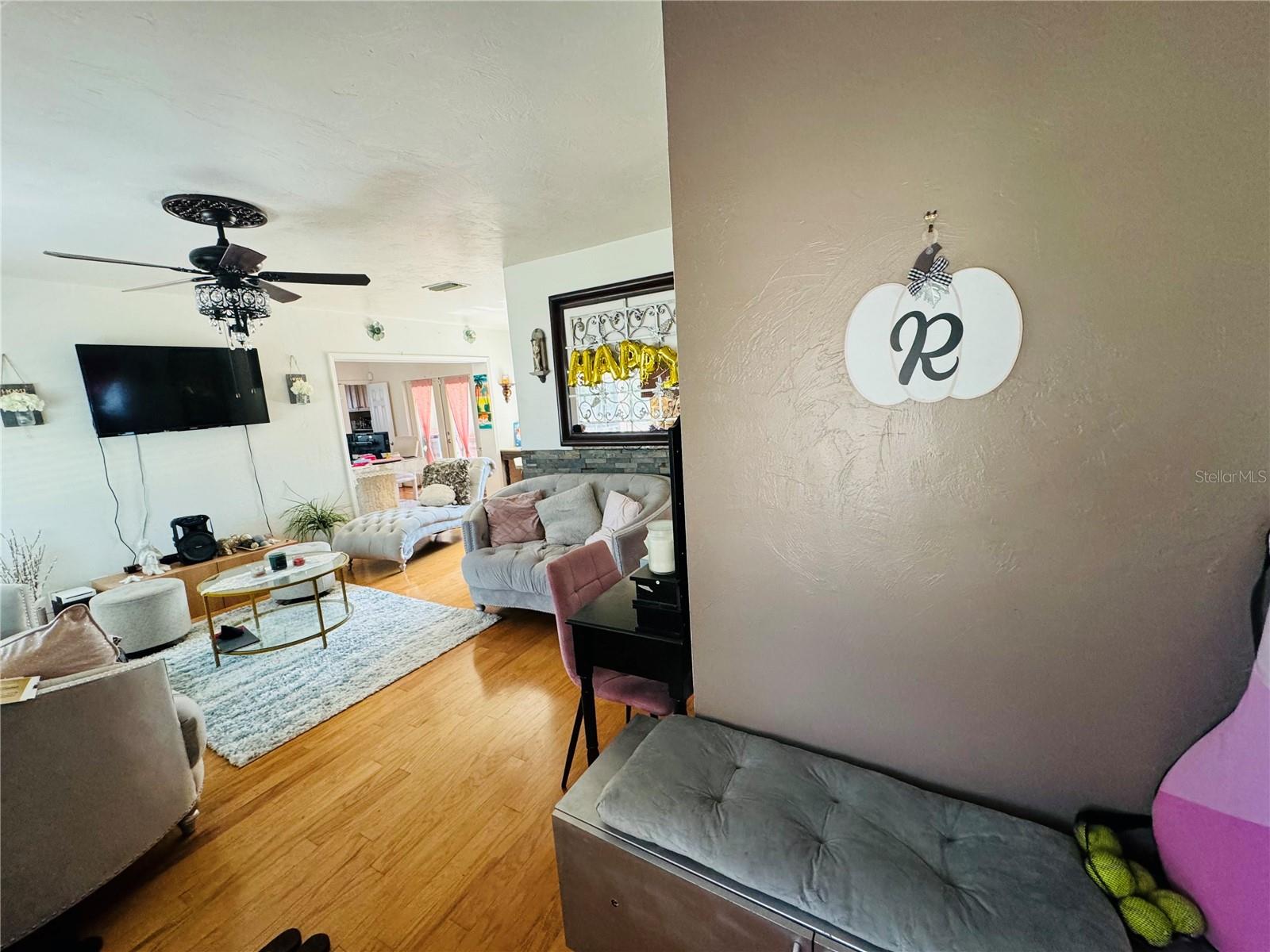 Image 3 of 16 For 910 Robinson Drive N