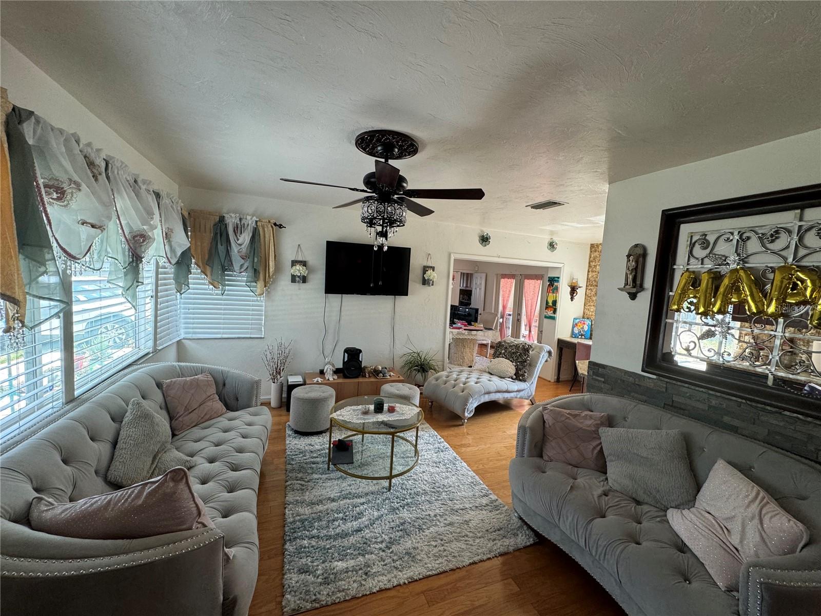 Image 4 of 16 For 910 Robinson Drive N