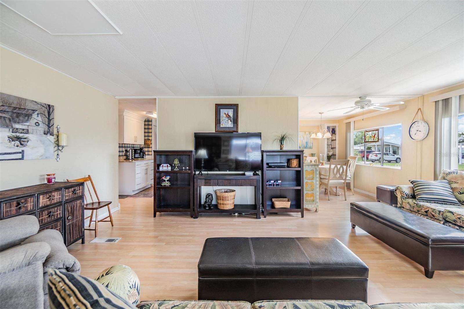 Listing photo id 15 for 36750 Beth Avenue