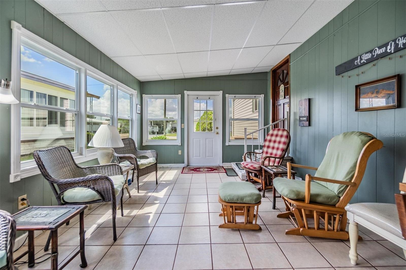 Listing photo id 3 for 36750 Beth Avenue