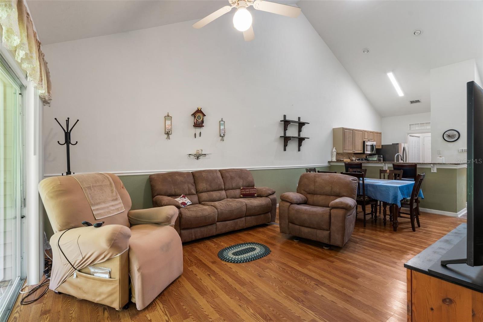 Image 10 of 30 For 13200 Newberry Road B8