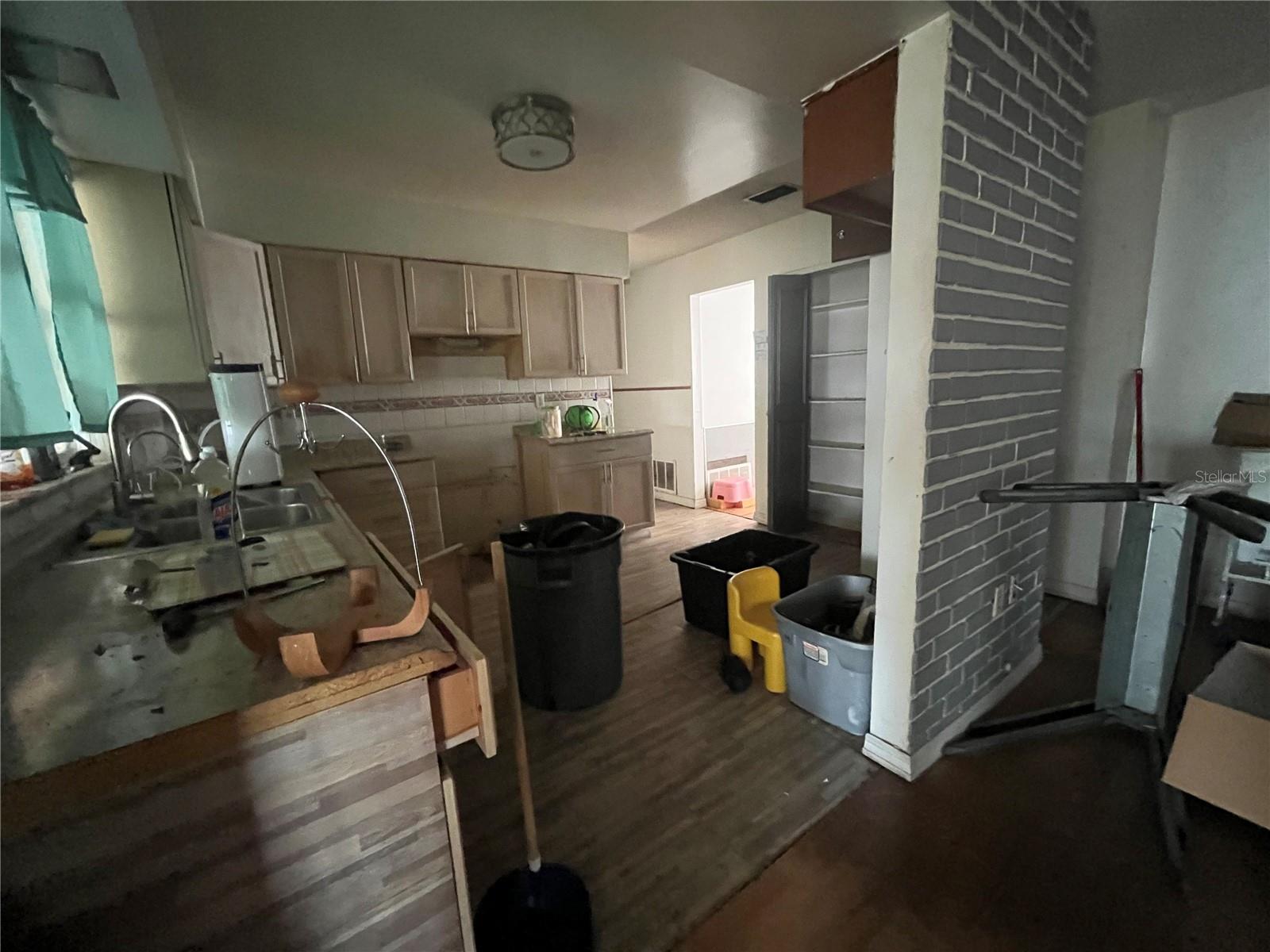 Image 5 of 18 For 801 Quintilian Avenue