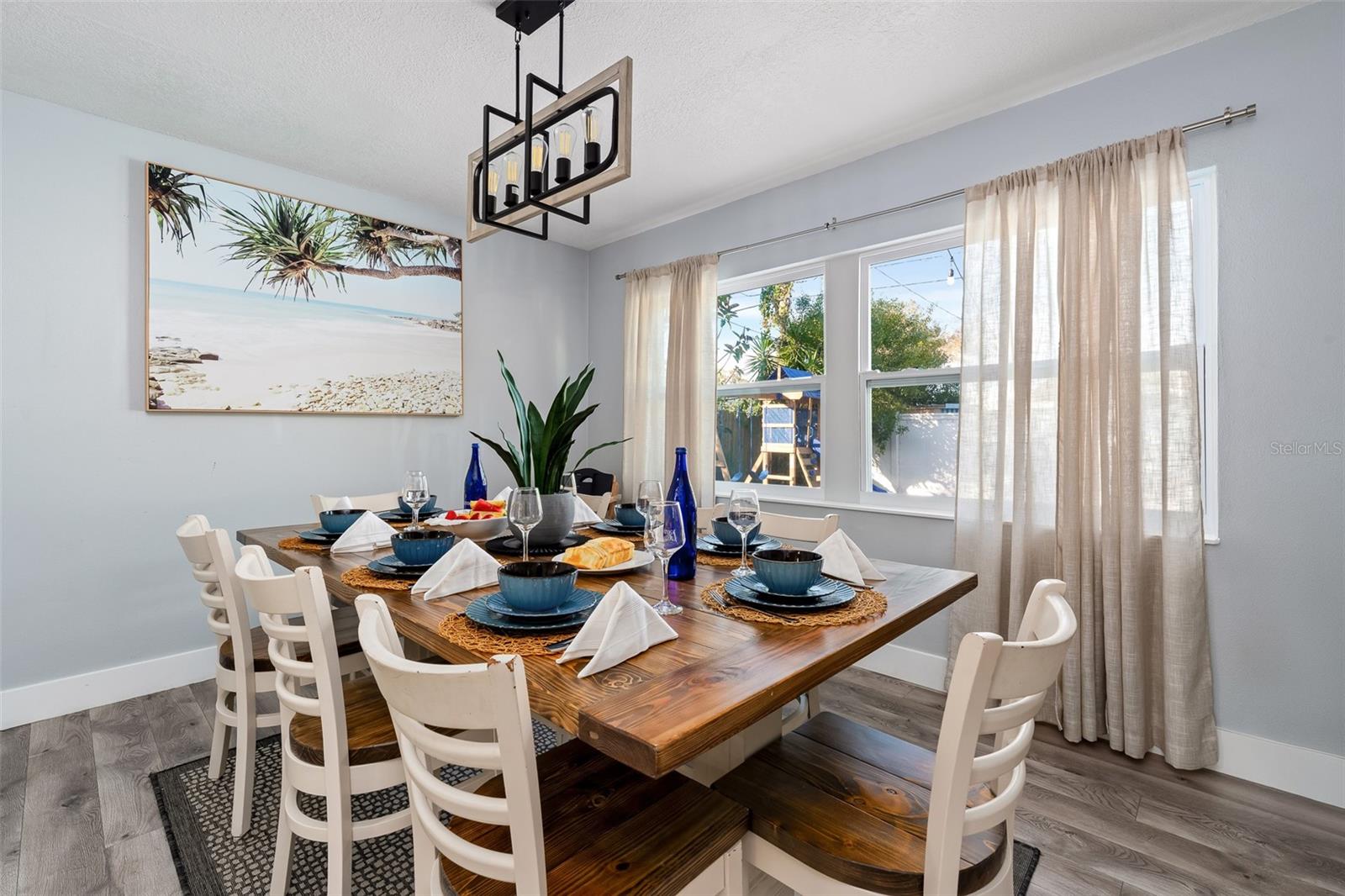 Listing photo id 8 for 3485 Floral Drive