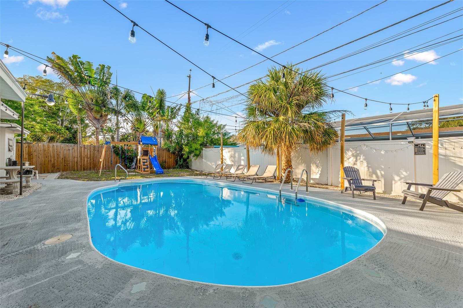Listing photo id 27 for 3485 Floral Drive