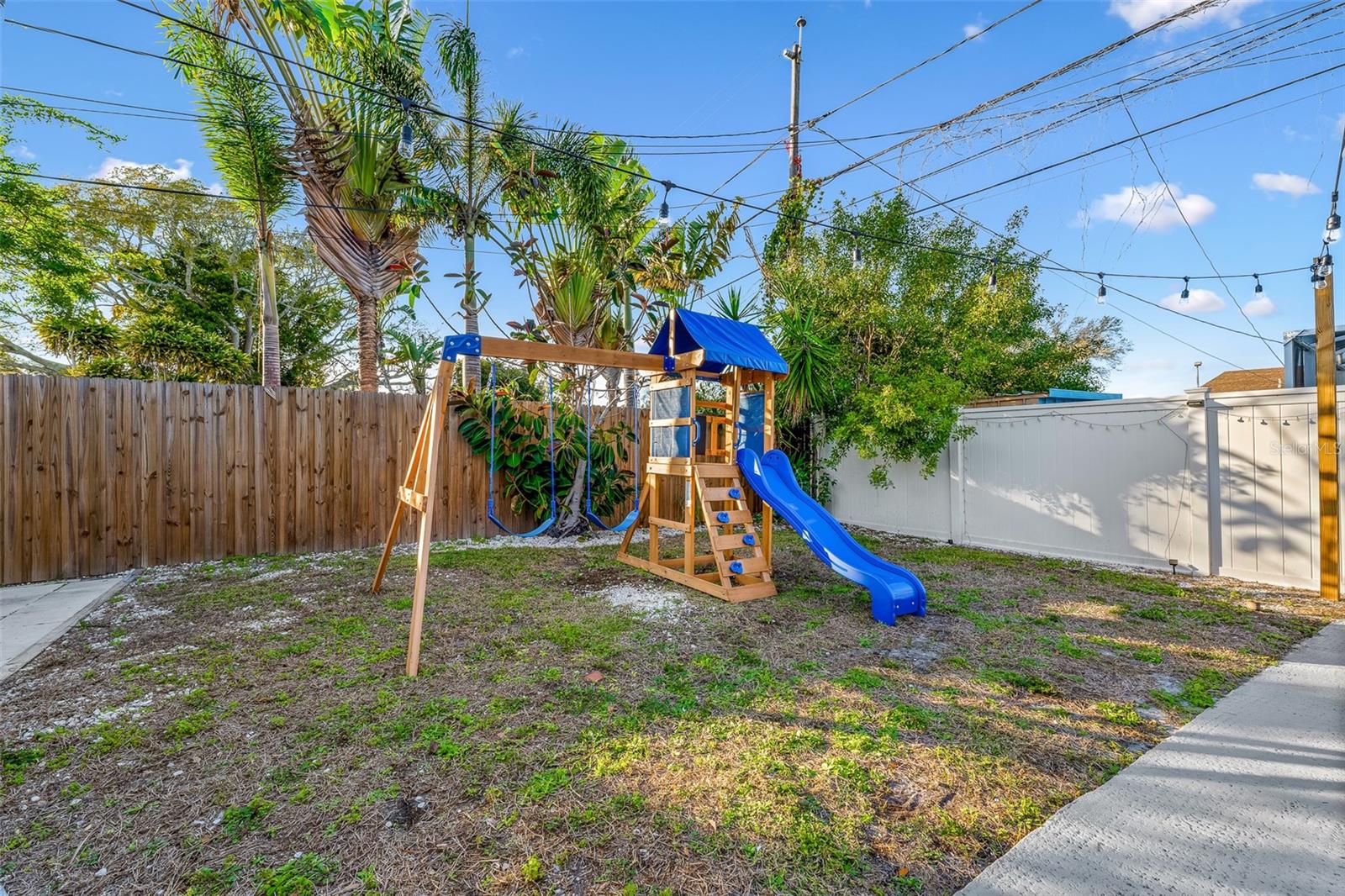 Listing photo id 28 for 3485 Floral Drive