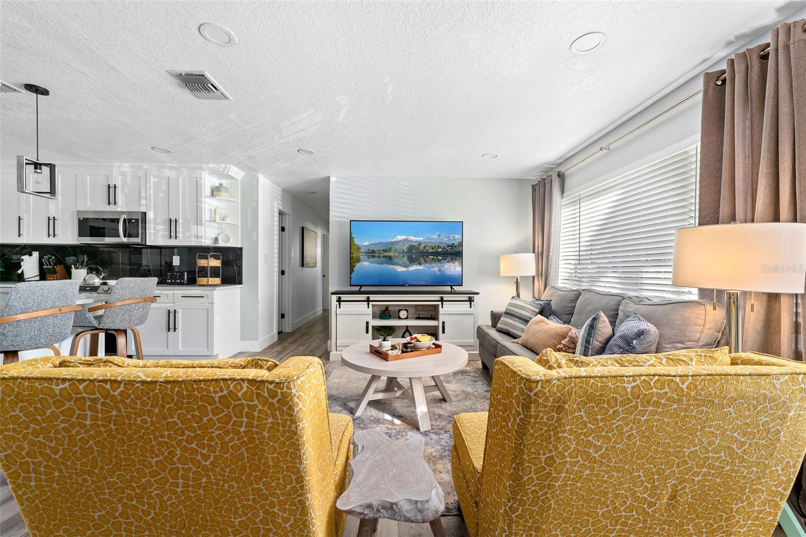 Listing photo id 3 for 3485 Floral Drive
