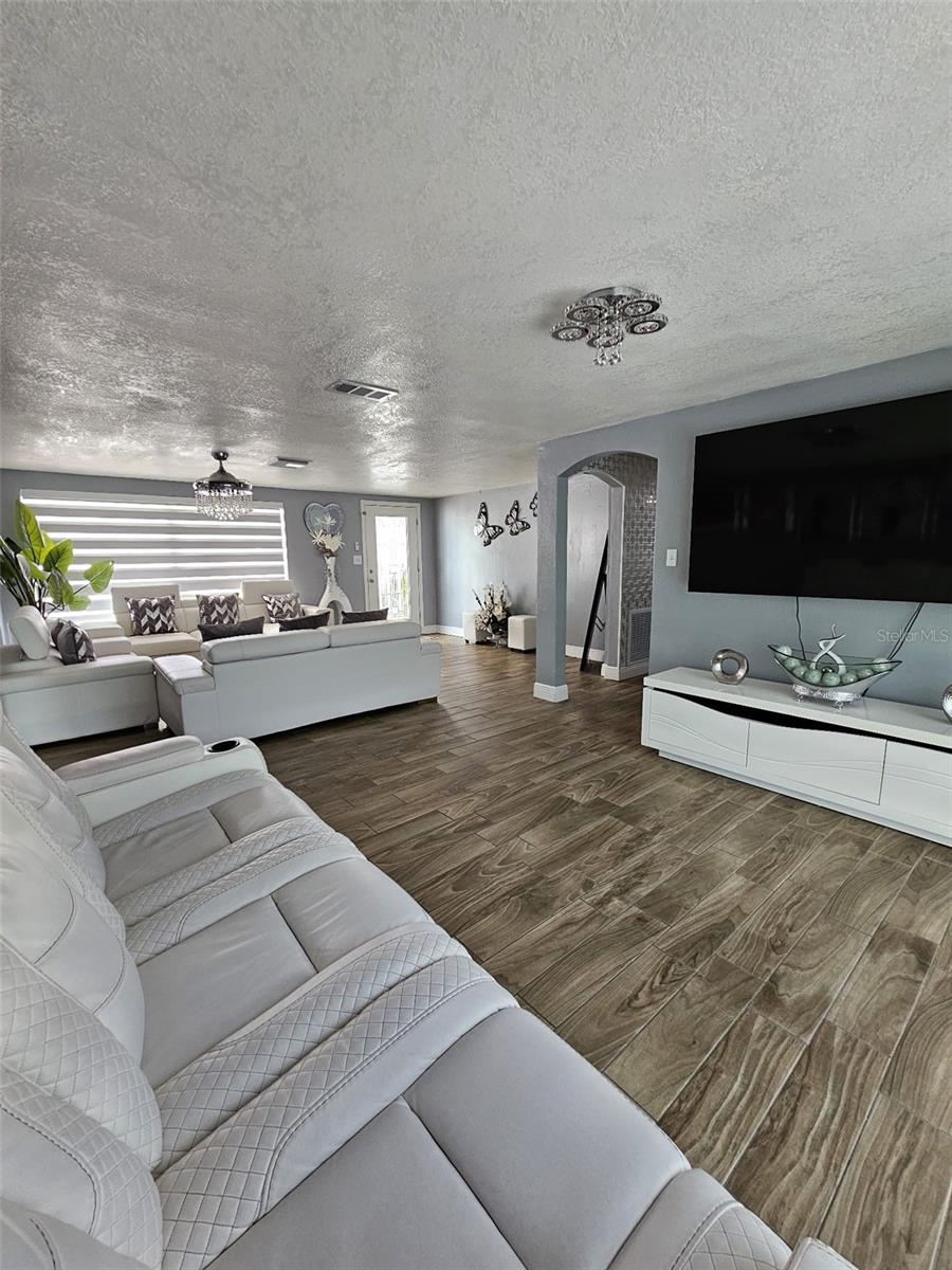 Listing photo id 5 for 7834 Treasure Pointe Drive