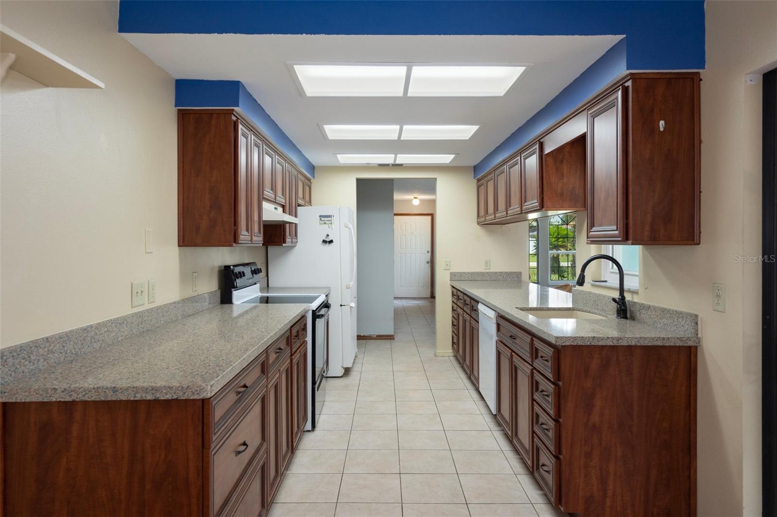 Listing photo id 14 for 8332 Berkeley Manor Boulevard
