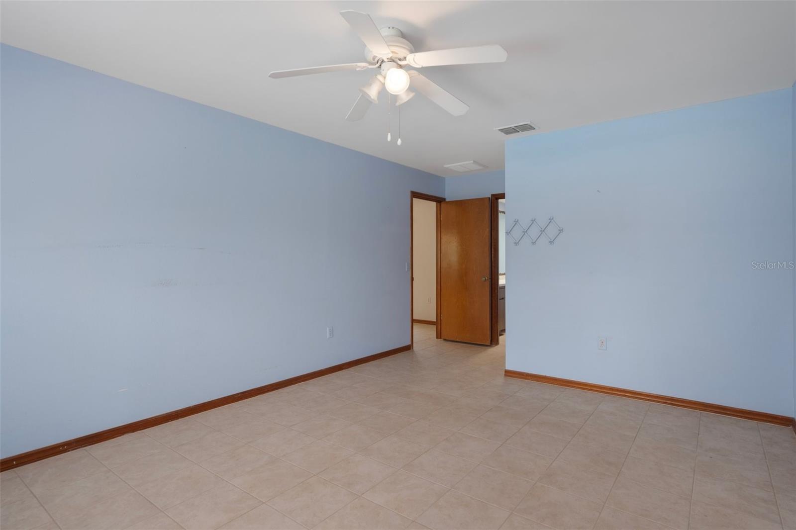 Listing photo id 19 for 8332 Berkeley Manor Boulevard