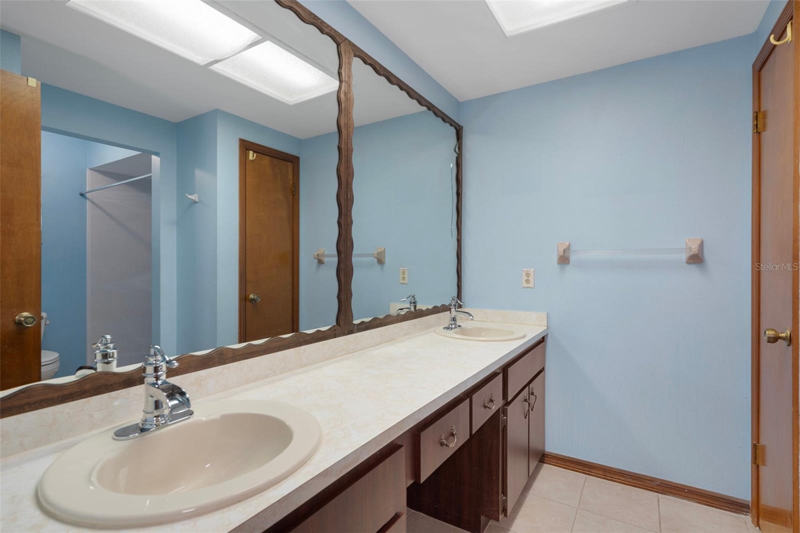 Listing photo id 21 for 8332 Berkeley Manor Boulevard