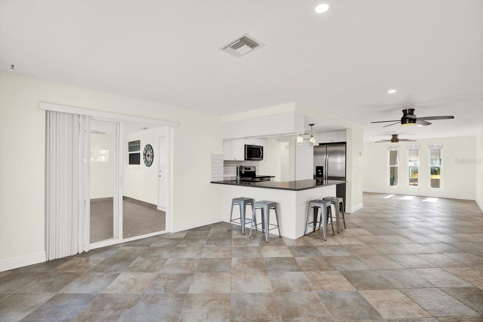 Listing photo id 9 for 13926 Darlene Avenue