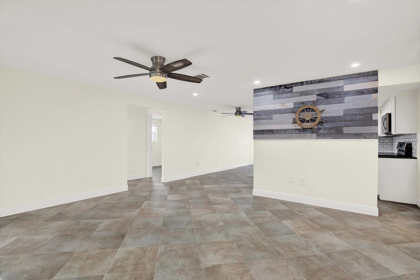 Listing photo id 10 for 13926 Darlene Avenue