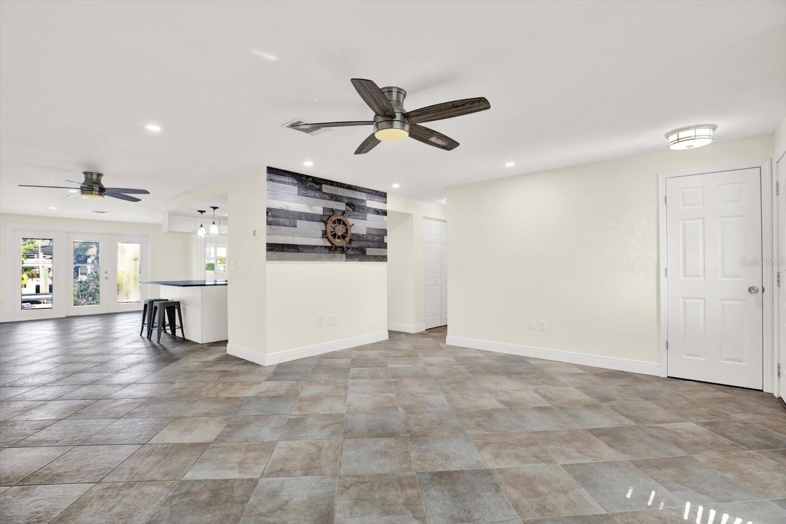 Listing photo id 11 for 13926 Darlene Avenue
