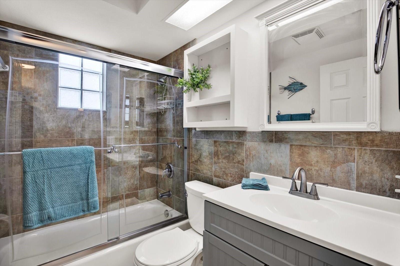 Listing photo id 14 for 13926 Darlene Avenue