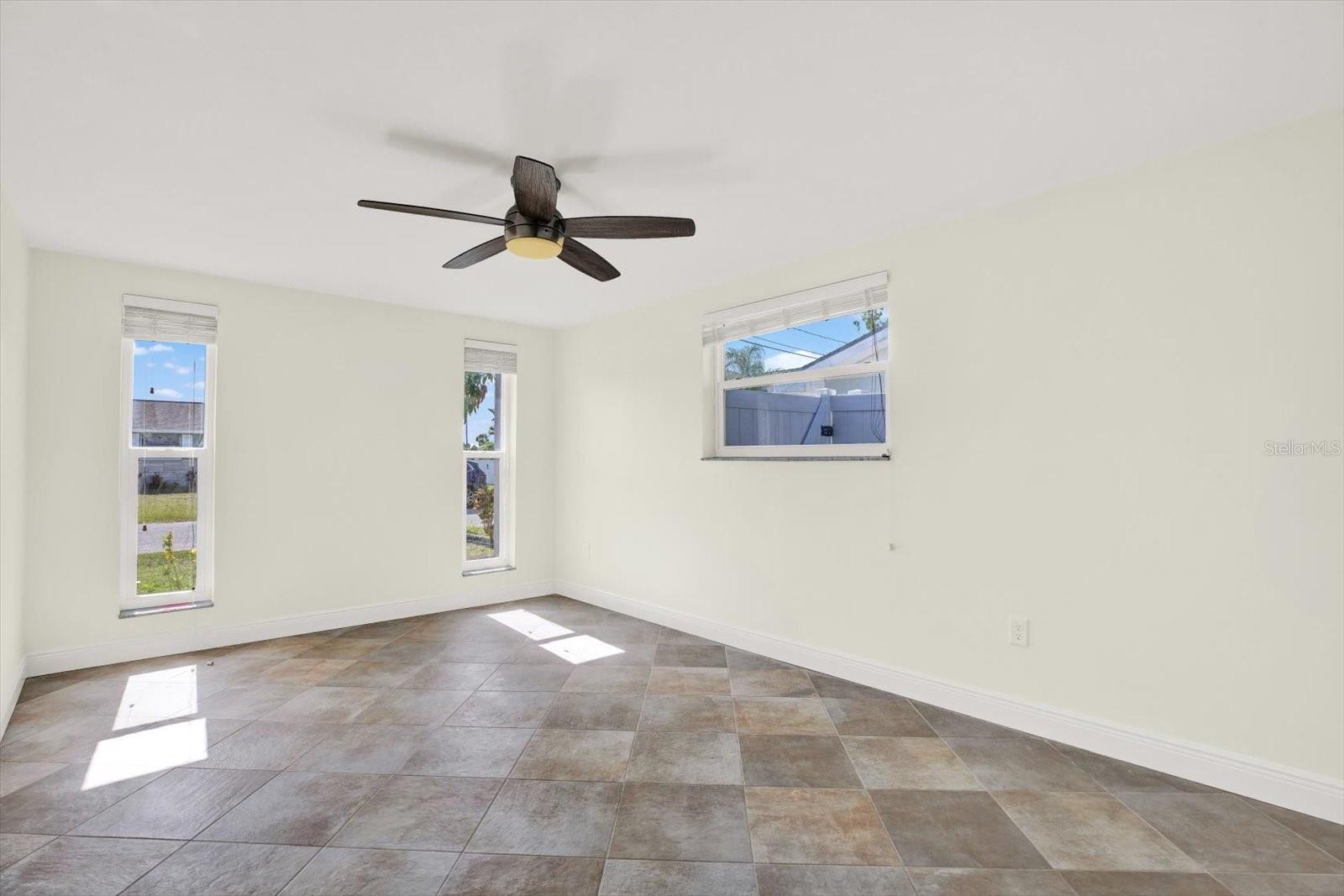 Listing photo id 16 for 13926 Darlene Avenue