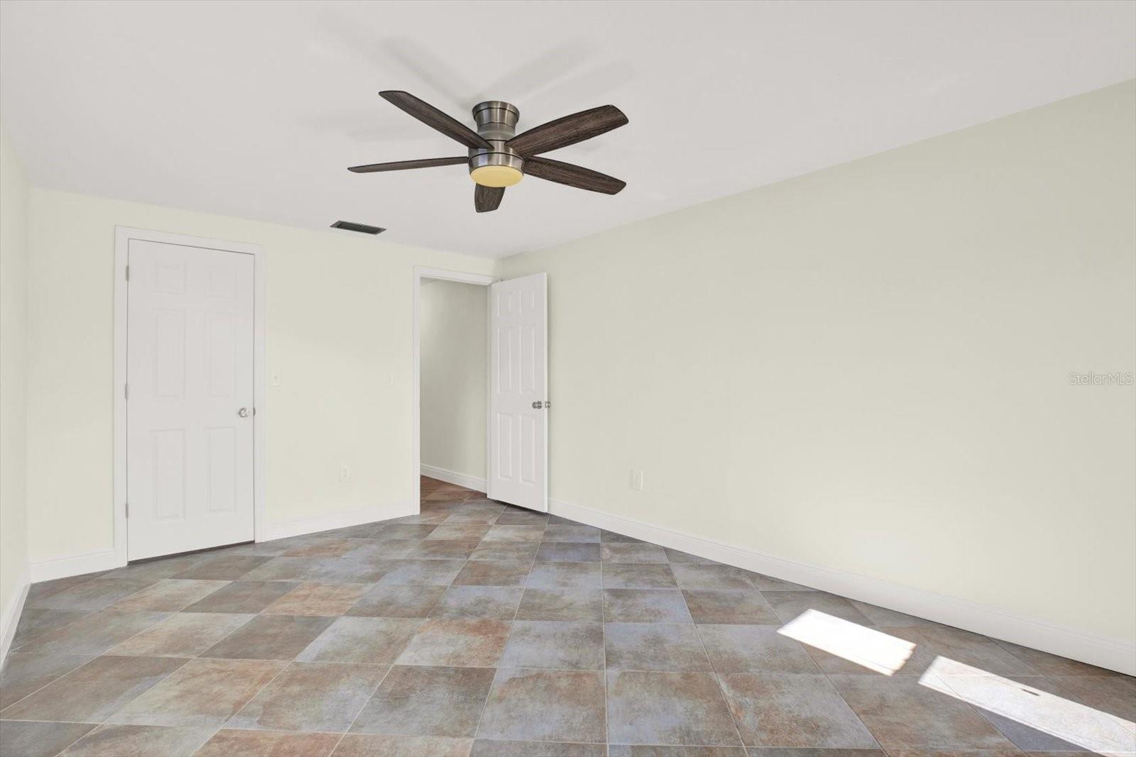 Listing photo id 17 for 13926 Darlene Avenue
