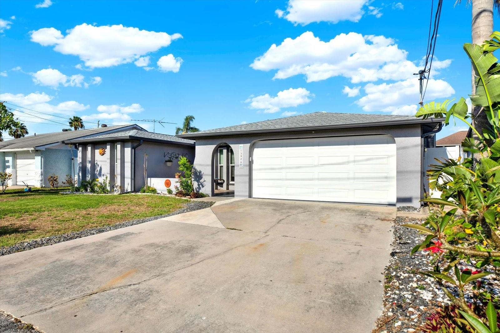 Listing photo id 0 for 13926 Darlene Avenue