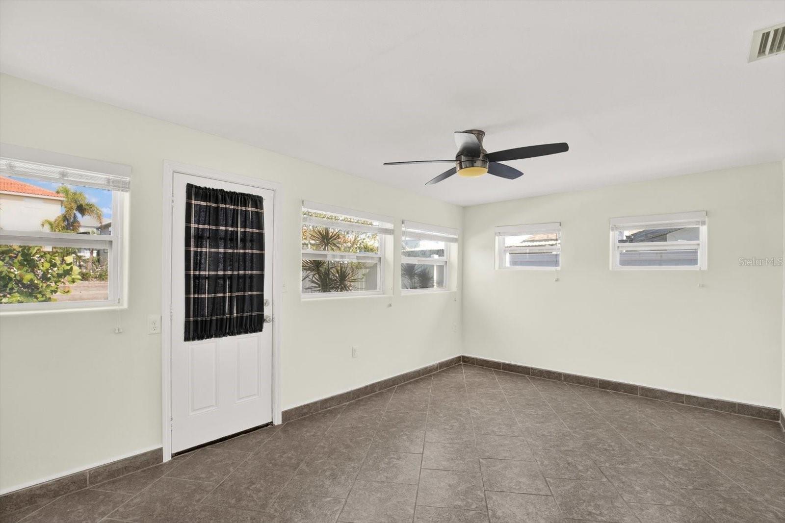 Listing photo id 18 for 13926 Darlene Avenue