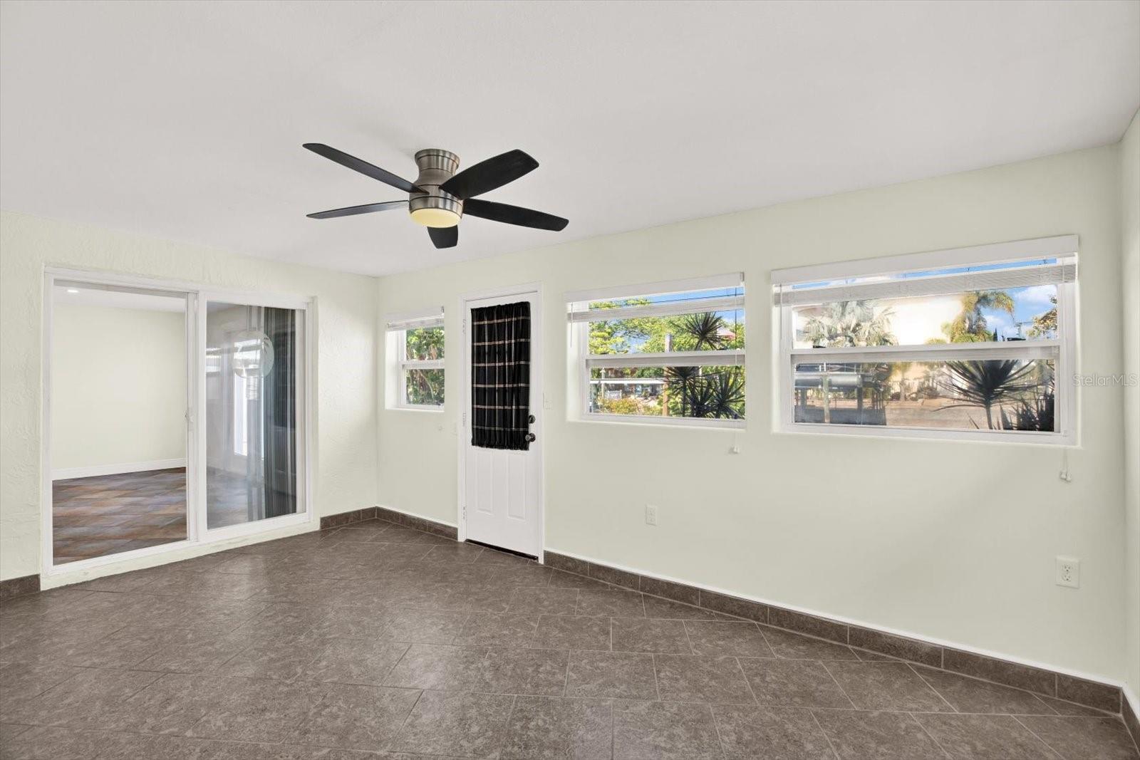 Listing photo id 19 for 13926 Darlene Avenue