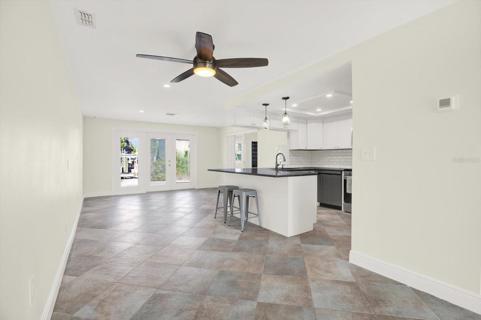 Listing photo id 3 for 13926 Darlene Avenue