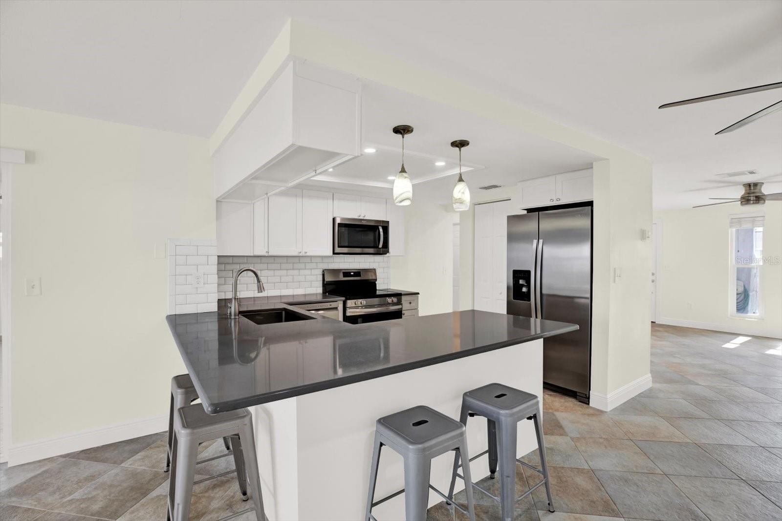 Listing photo id 5 for 13926 Darlene Avenue