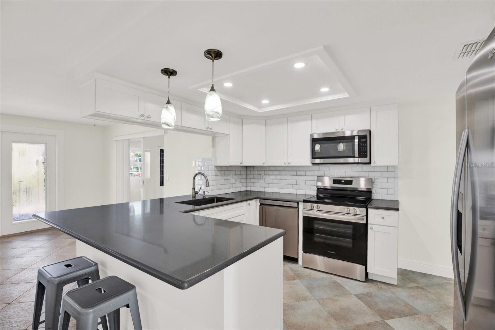 Listing photo id 6 for 13926 Darlene Avenue