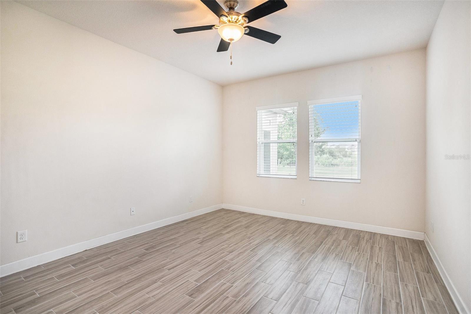 Image 26 of 41 For 212 Shell Creek Court