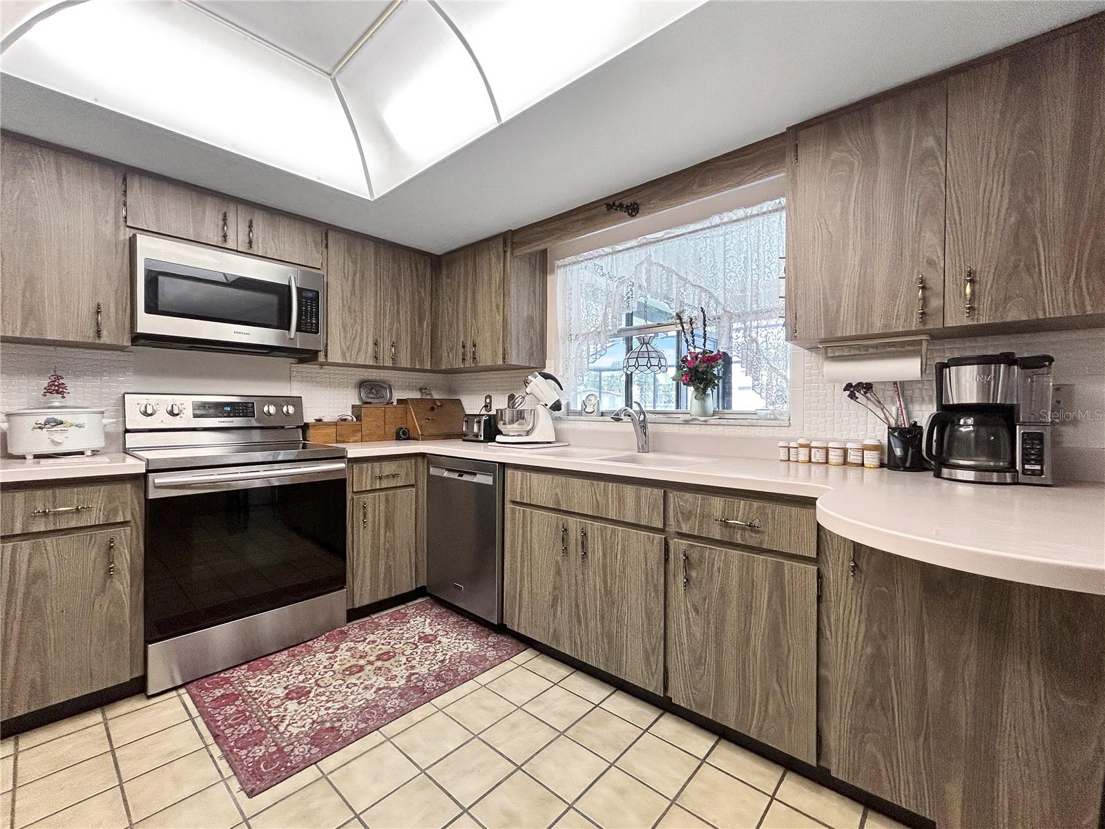 Listing photo id 9 for 14321 113th Avenue
