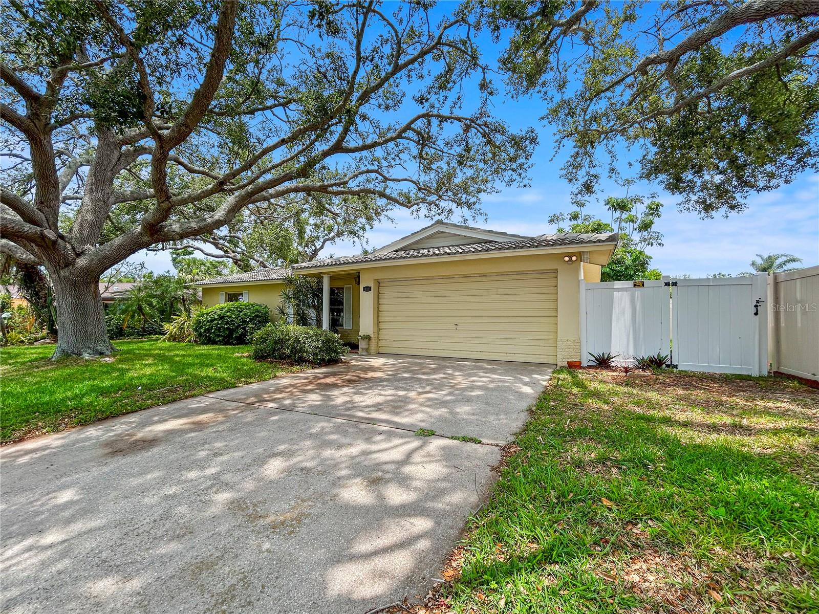 Listing photo id 0 for 14321 113th Avenue