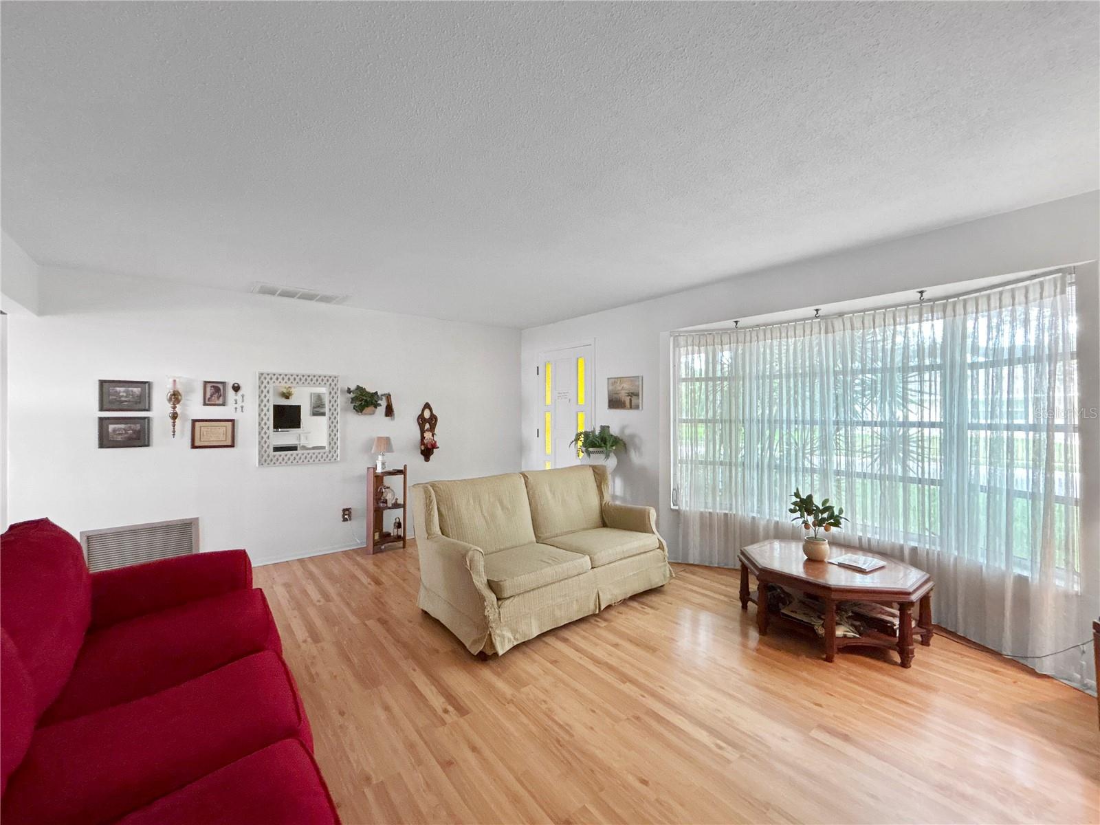 Listing photo id 1 for 14321 113th Avenue
