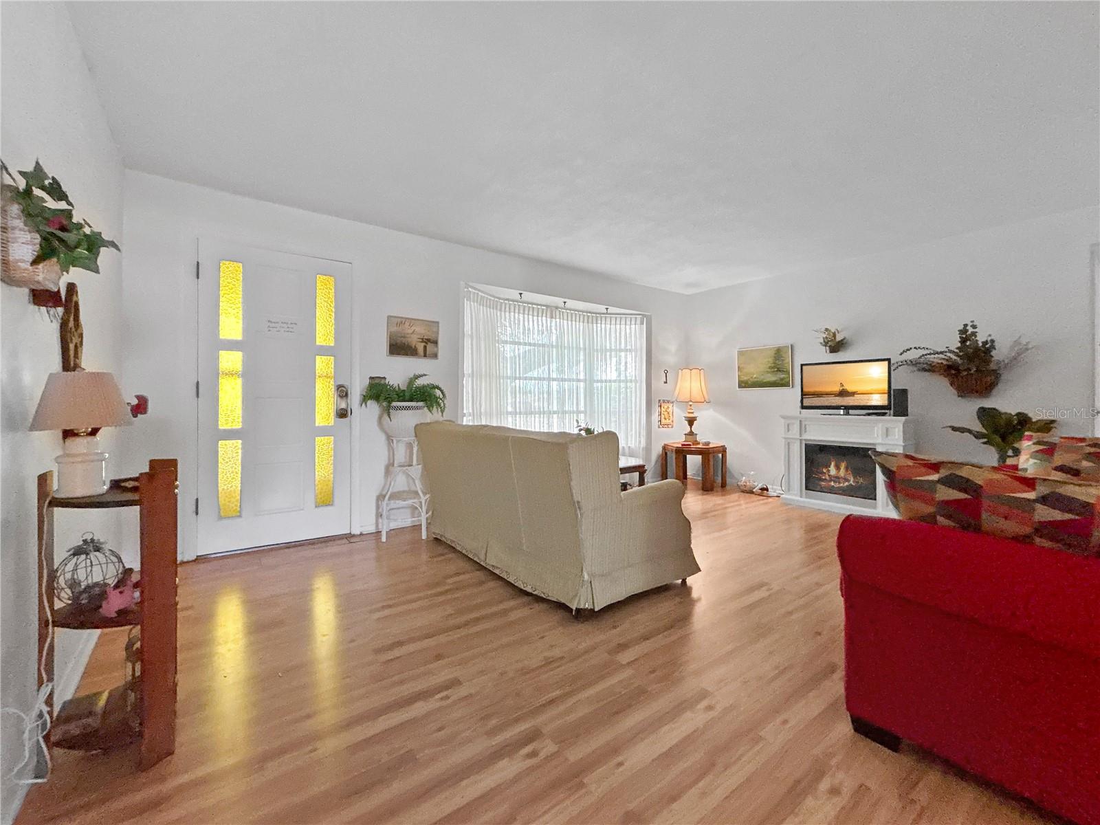 Listing photo id 3 for 14321 113th Avenue