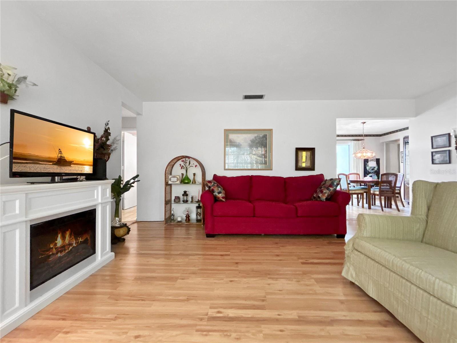 Listing photo id 5 for 14321 113th Avenue