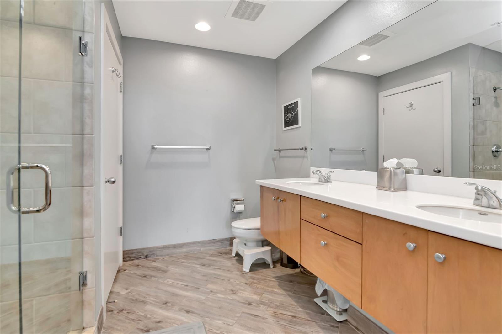 Listing photo id 15 for 1120 Kennedy Boulevard 1512