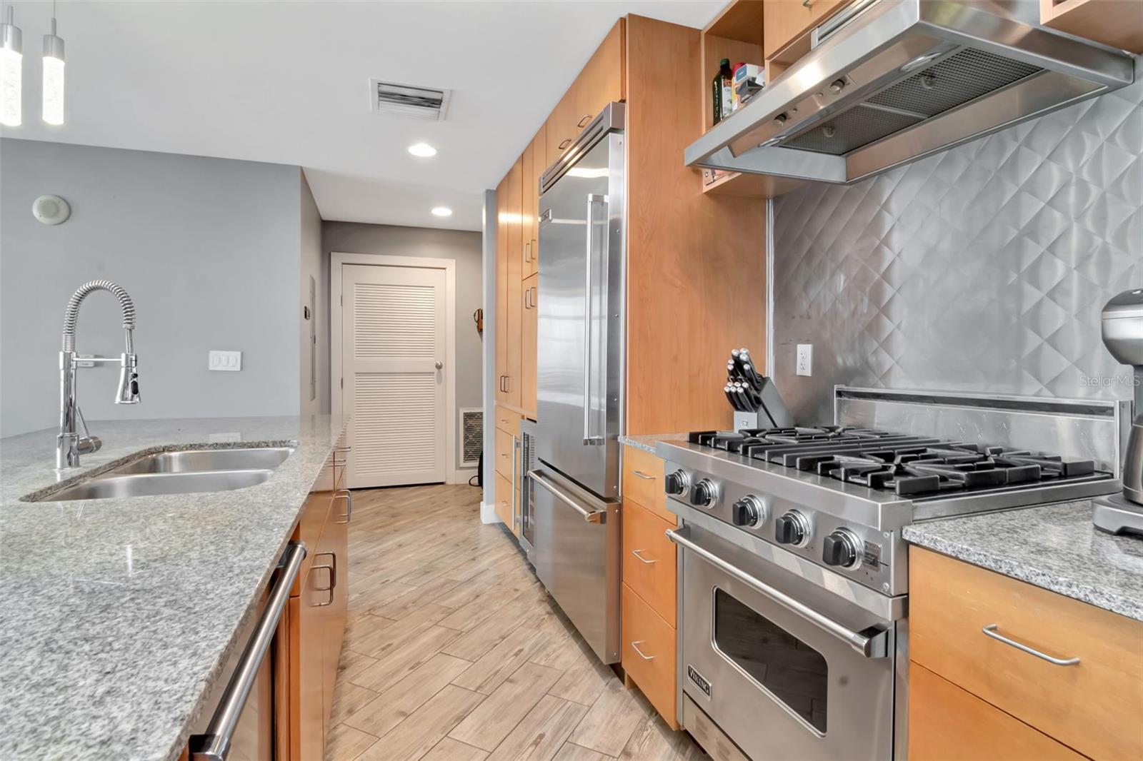 Listing photo id 6 for 1120 Kennedy Boulevard 1512