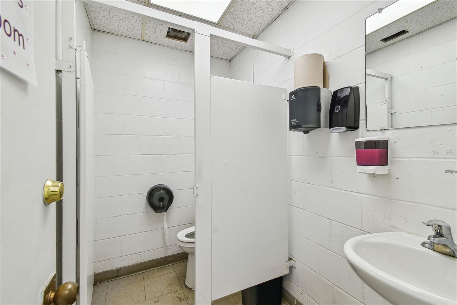 Image 32 of 74 For 1705 52nd Street