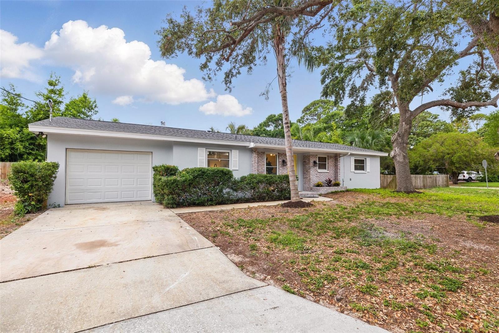 Image 4 of 38 For 1470 Serpentine Drive S