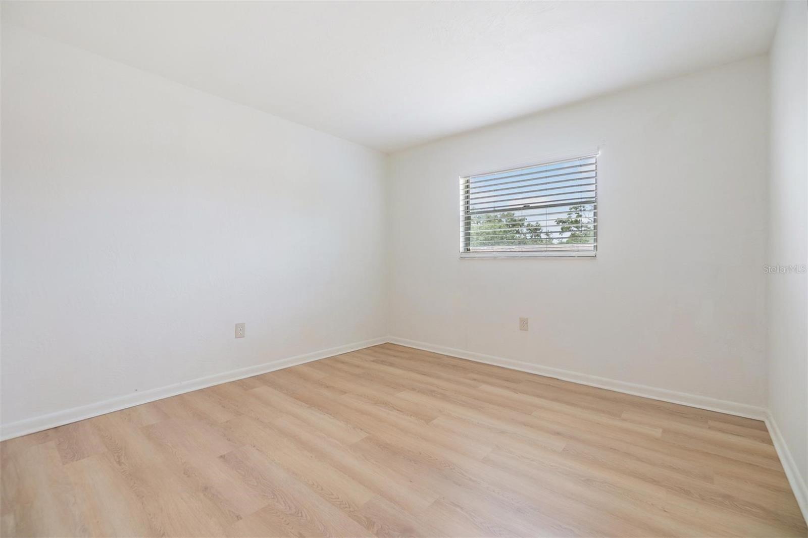 Image 4 of 37 For 1485 Lakeview Road 19