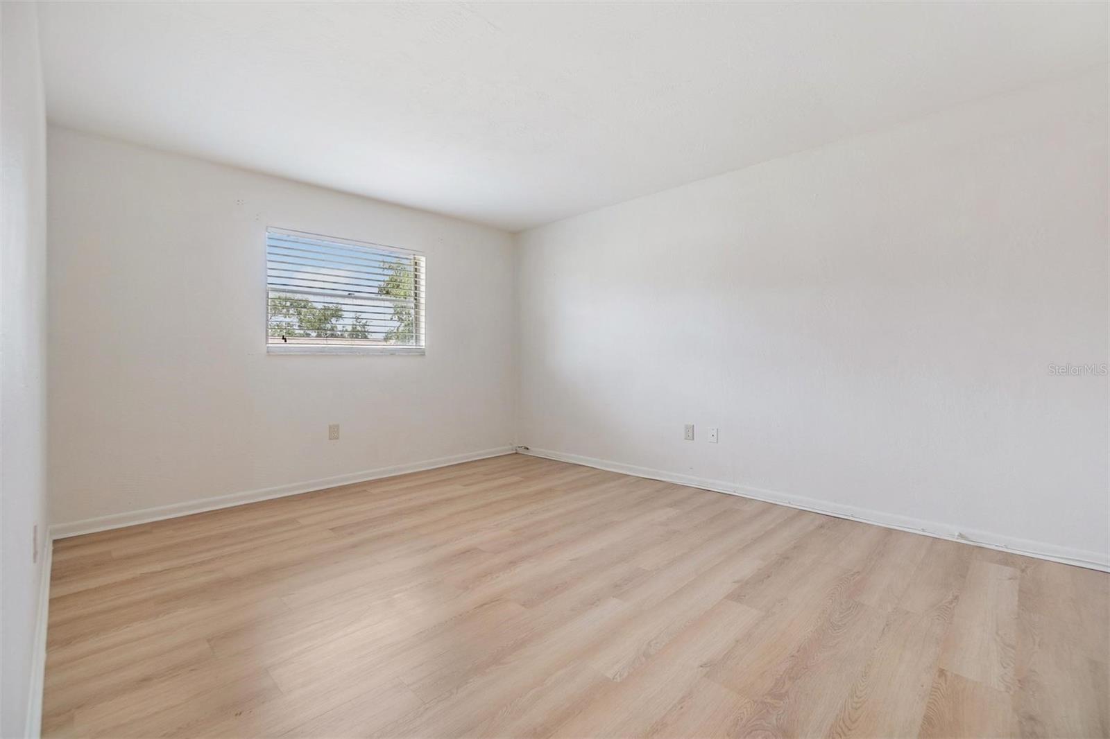 Image 5 of 37 For 1485 Lakeview Road 19