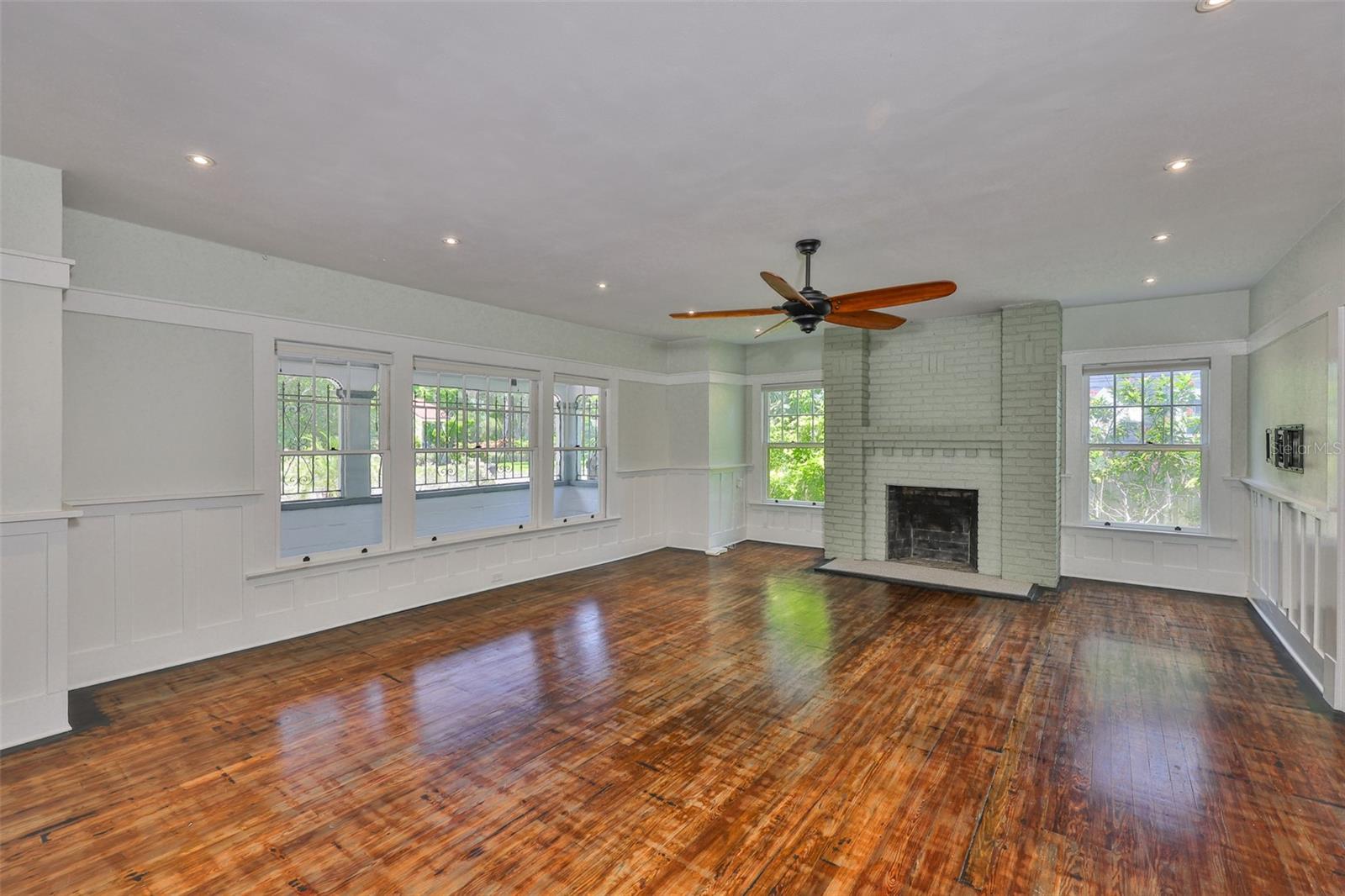 Listing photo id 17 for 1825 2nd Street S