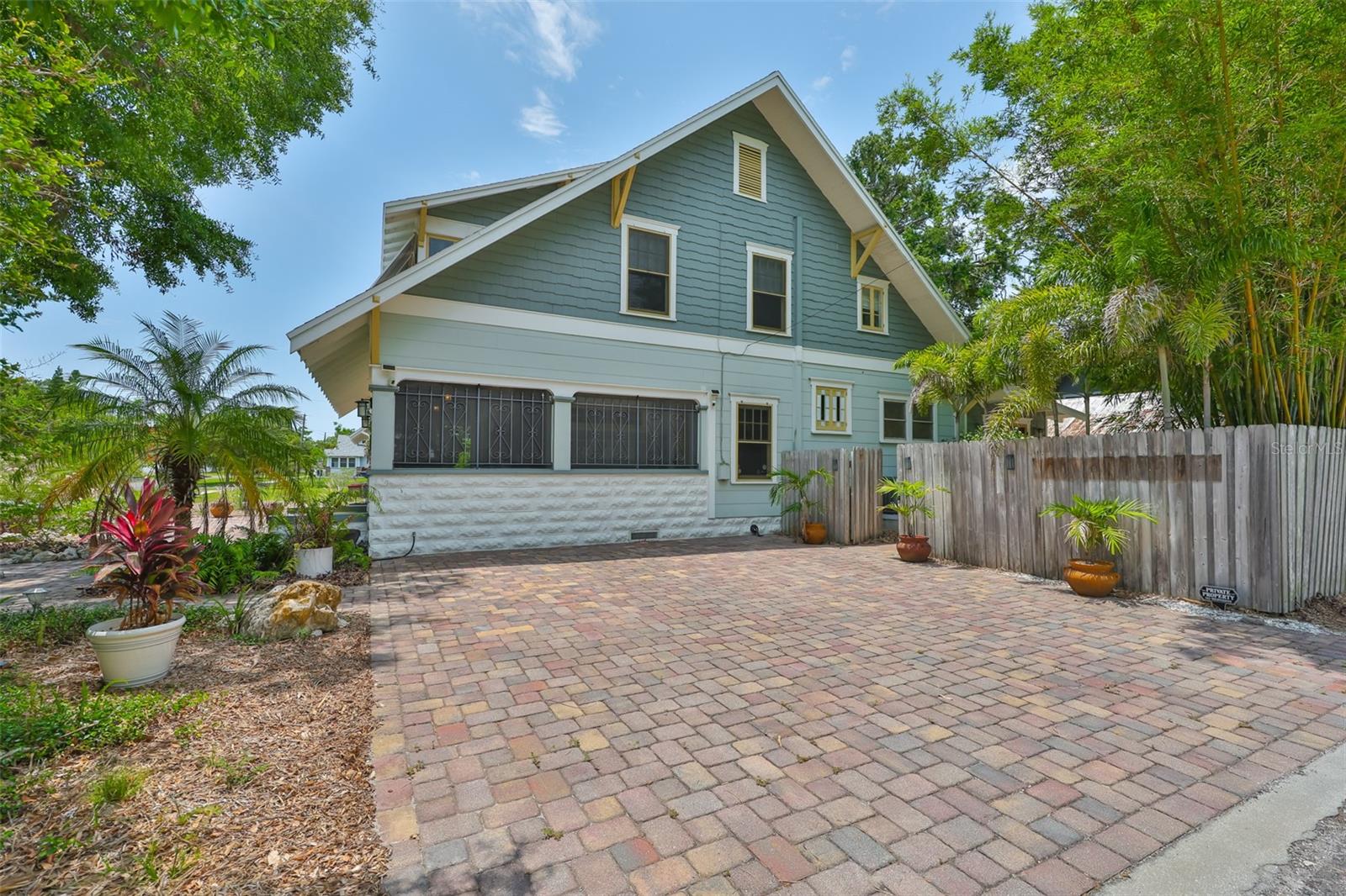 Listing photo id 1 for 1825 2nd Street S