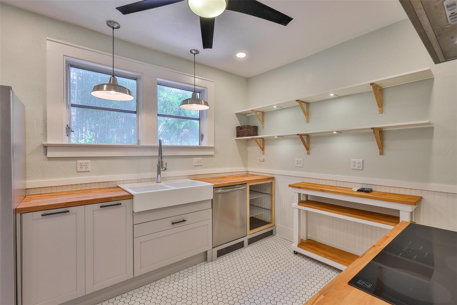 Listing photo id 32 for 1825 2nd Street S