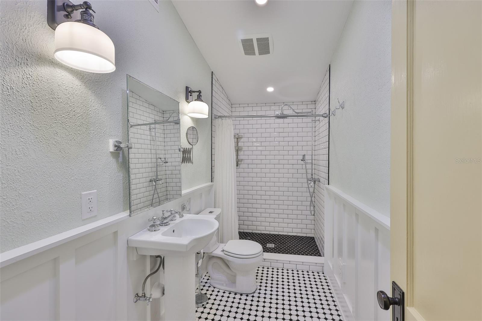 Listing photo id 33 for 1825 2nd Street S