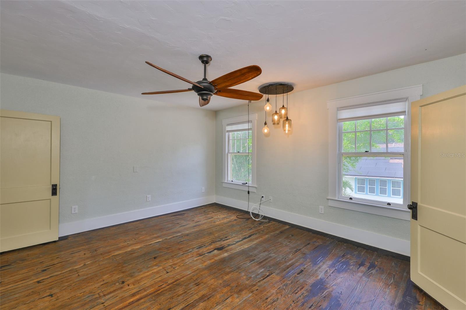 Listing photo id 34 for 1825 2nd Street S