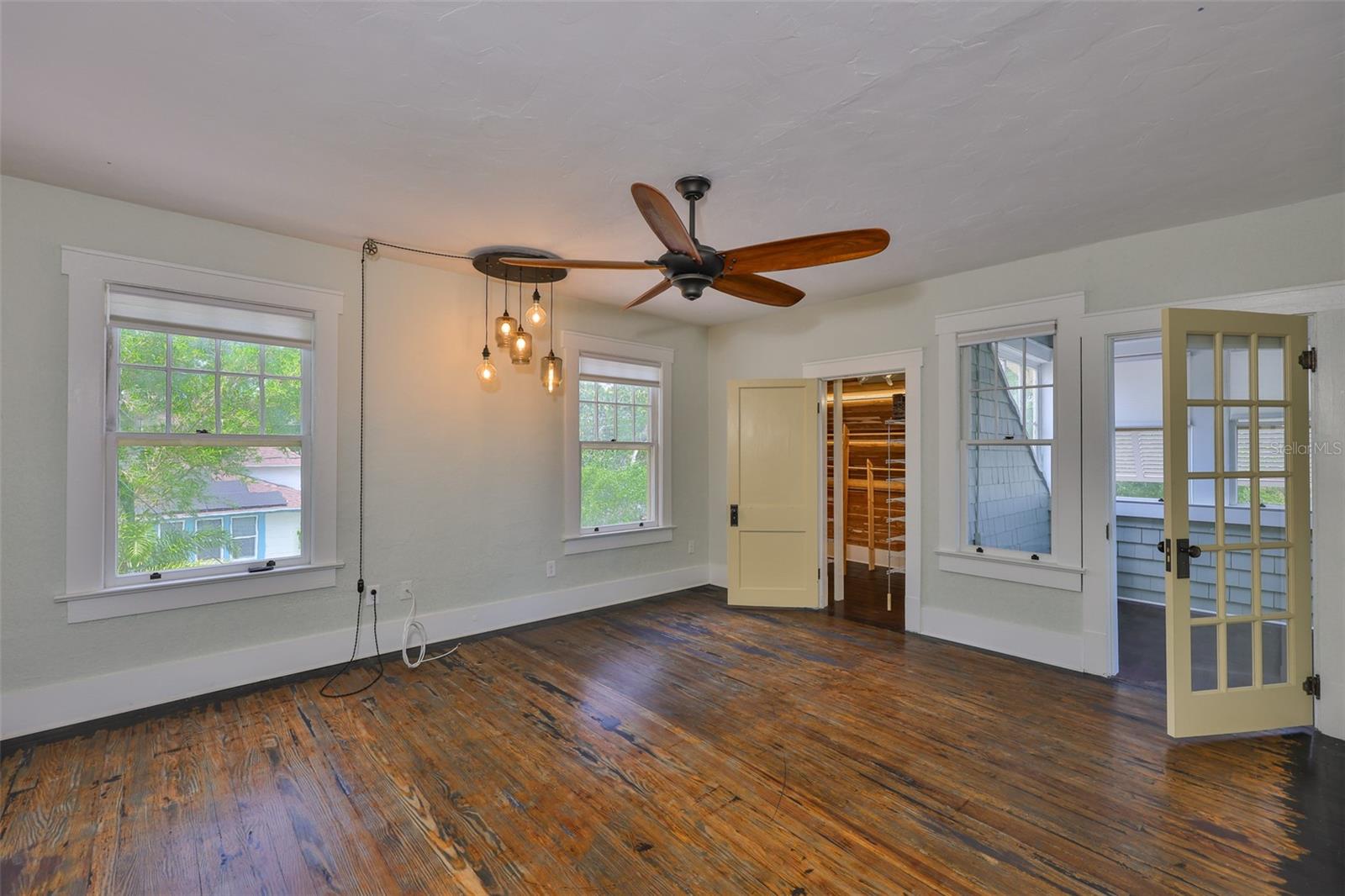 Listing photo id 35 for 1825 2nd Street S