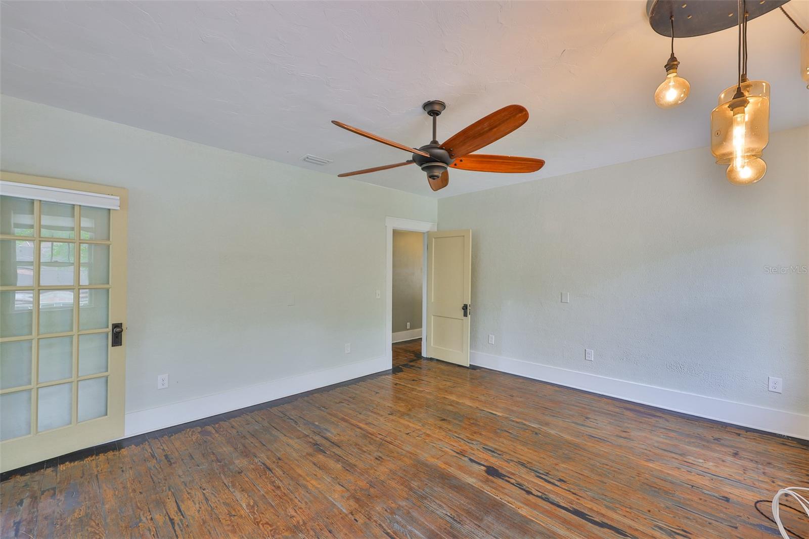 Listing photo id 36 for 1825 2nd Street S