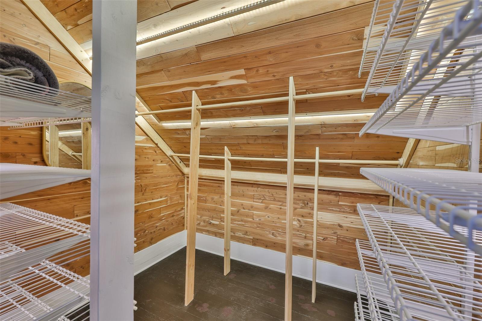 Listing photo id 38 for 1825 2nd Street S