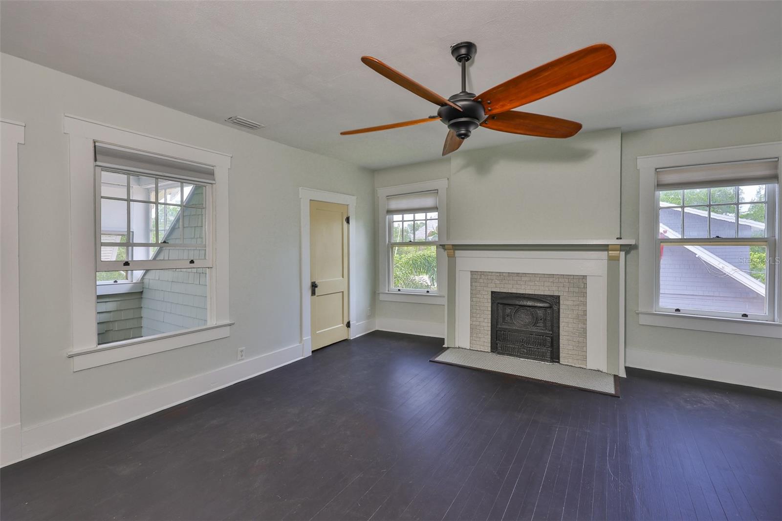 Listing photo id 42 for 1825 2nd Street S