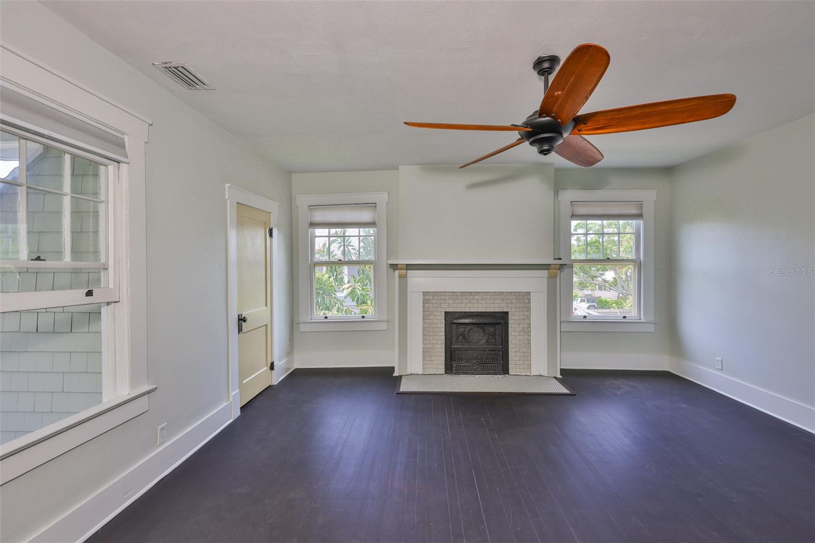 Listing photo id 43 for 1825 2nd Street S