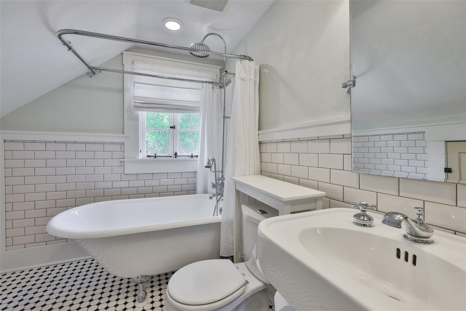 Listing photo id 46 for 1825 2nd Street S