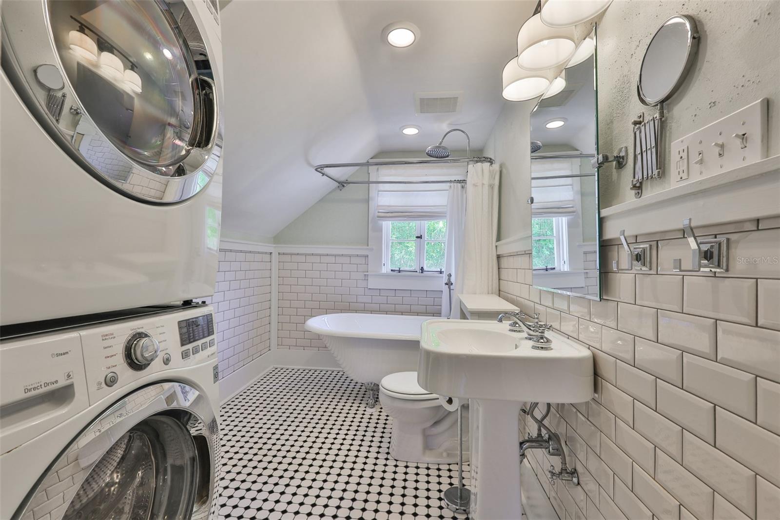 Listing photo id 47 for 1825 2nd Street S